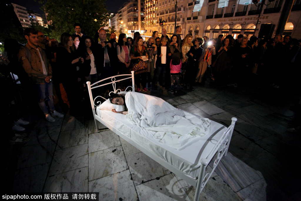 行為藝術？ 兩名女性希臘憲法廣場當街“表演”睡覺