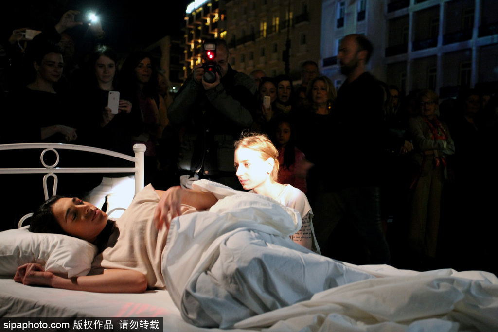 行為藝術(shù)？ 兩名女性希臘憲法廣場(chǎng)當(dāng)街“表演”睡覺