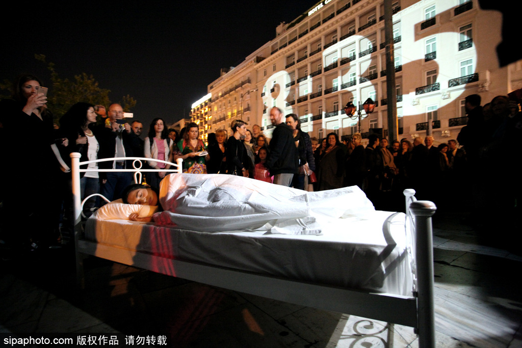 行為藝術？ 兩名女性希臘憲法廣場當街“表演”睡覺