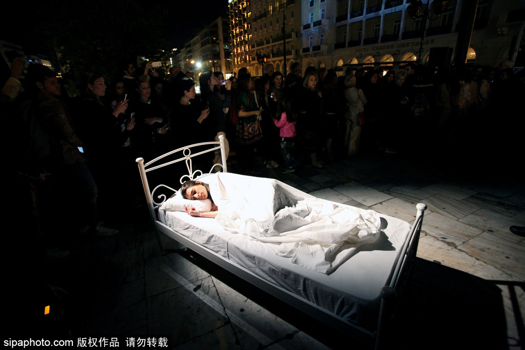 行為藝術(shù)？ 兩名女性希臘憲法廣場當街“表演”睡覺