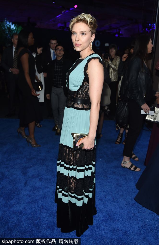 斯嘉麗·約翰遜薄荷藍美裙出席派對 干練短發氣質超好