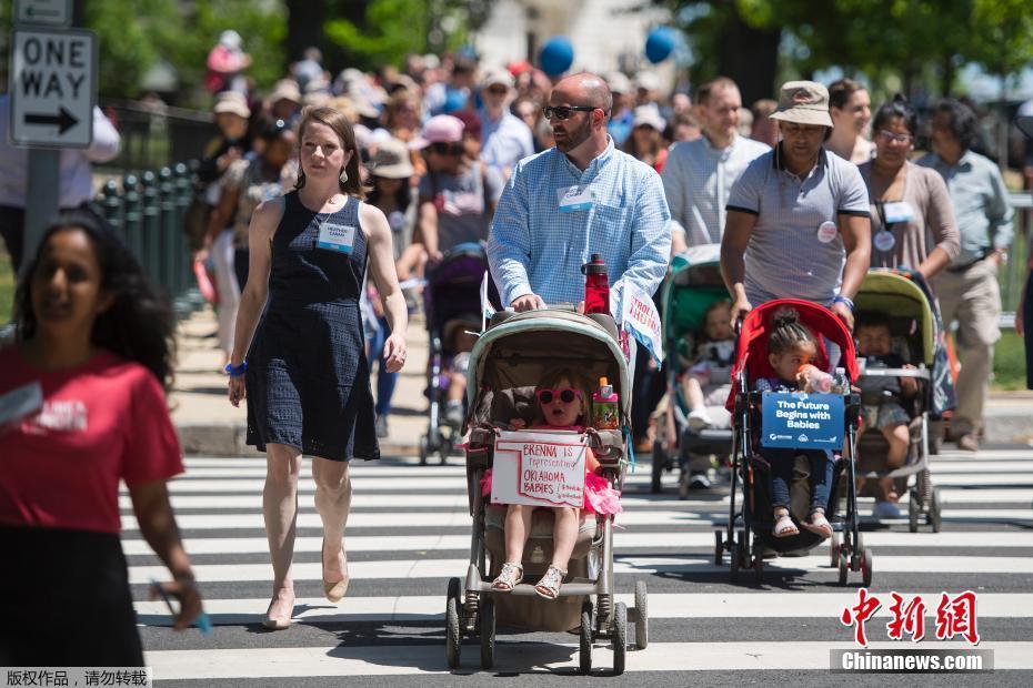 美國父母推嬰兒車游行 呼吁關注兒童成長環境