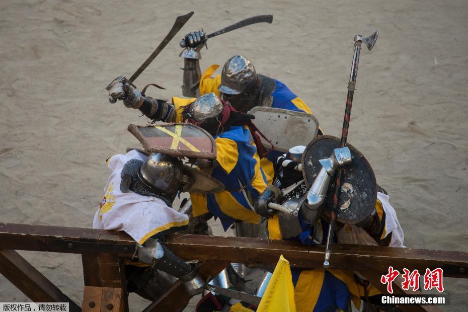 中世紀格斗世錦賽舉行 選手著盔甲變戰斗民族