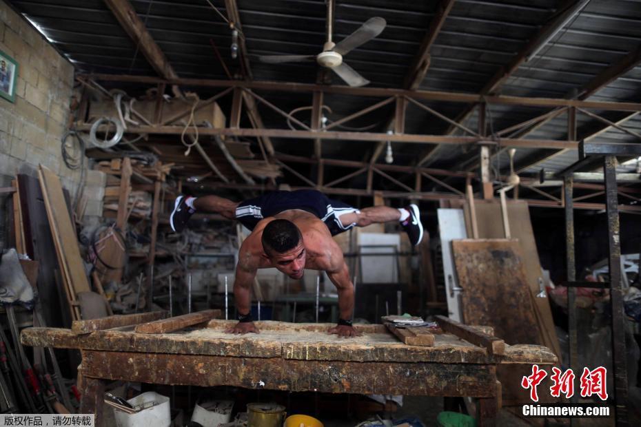 隨時隨地秀肌肉 加沙男子展示街頭健身技巧