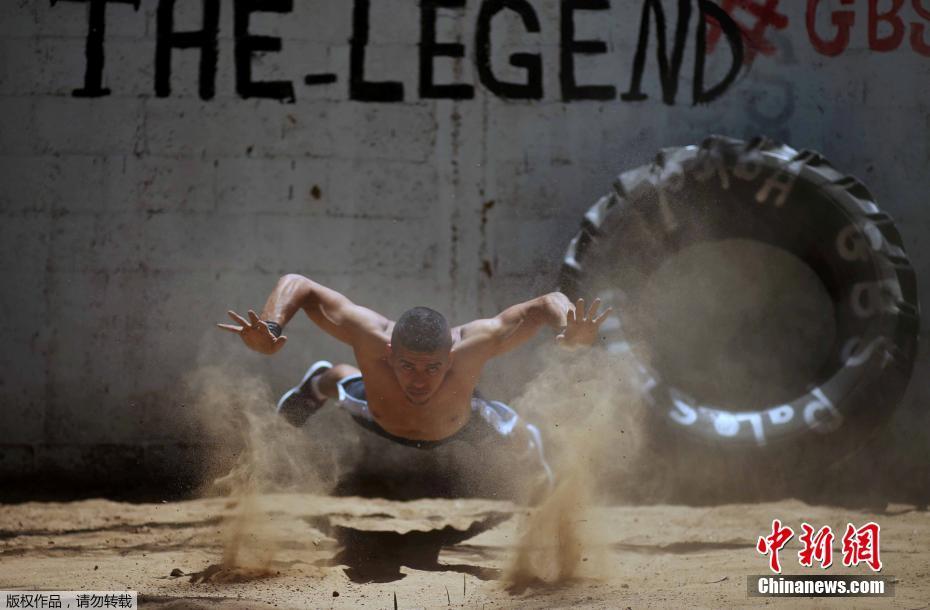 隨時(shí)隨地秀肌肉 加沙男子展示街頭健身技巧