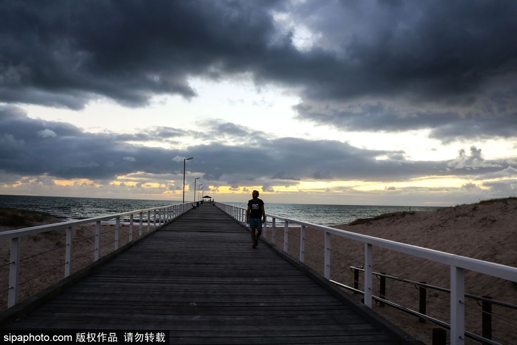 澳大利亞海岸現唯美日落 烏云壓境如末日大片