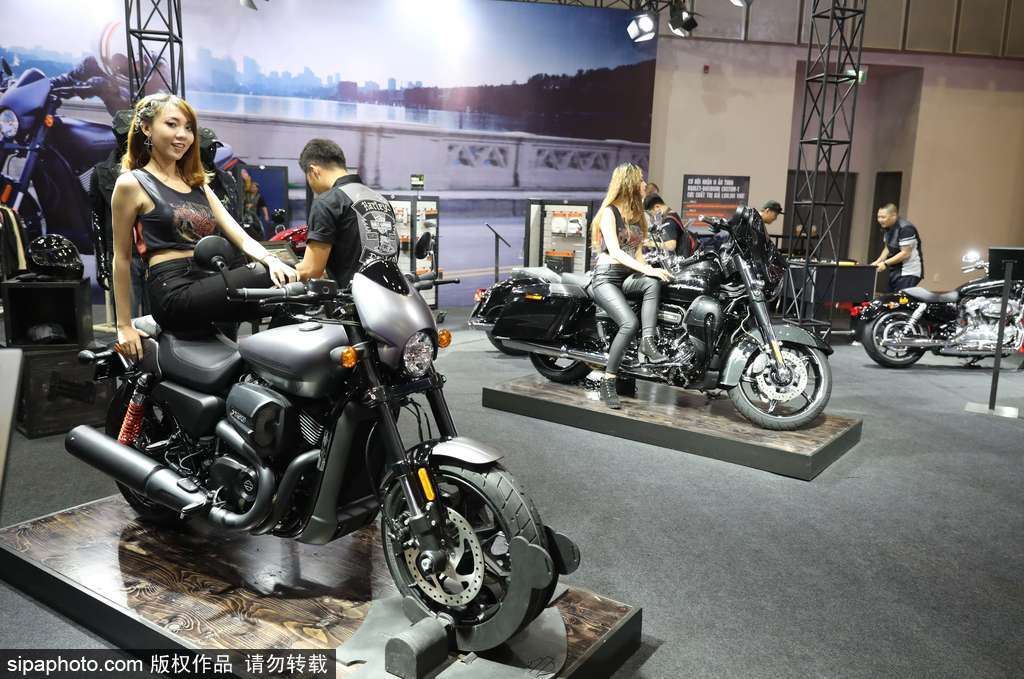 “摩托車王國”越南舉辦2017摩托車展 美女車模吸睛