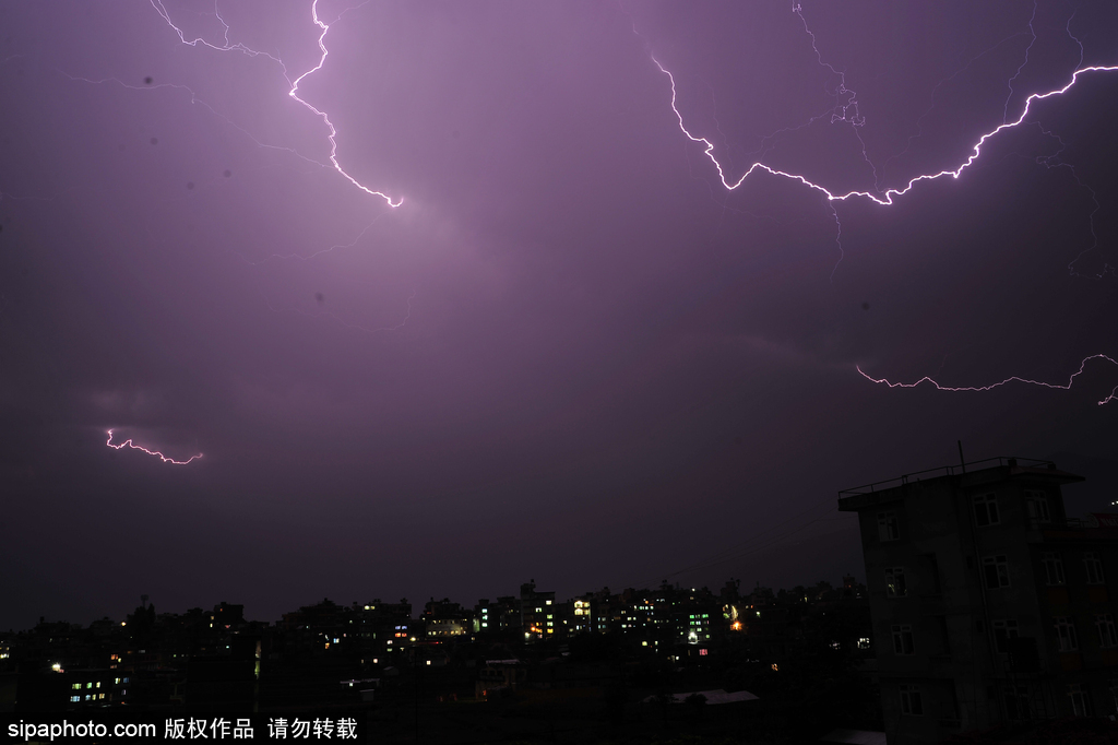 尼泊爾夜晚天空現紫色閃電 直劈天際