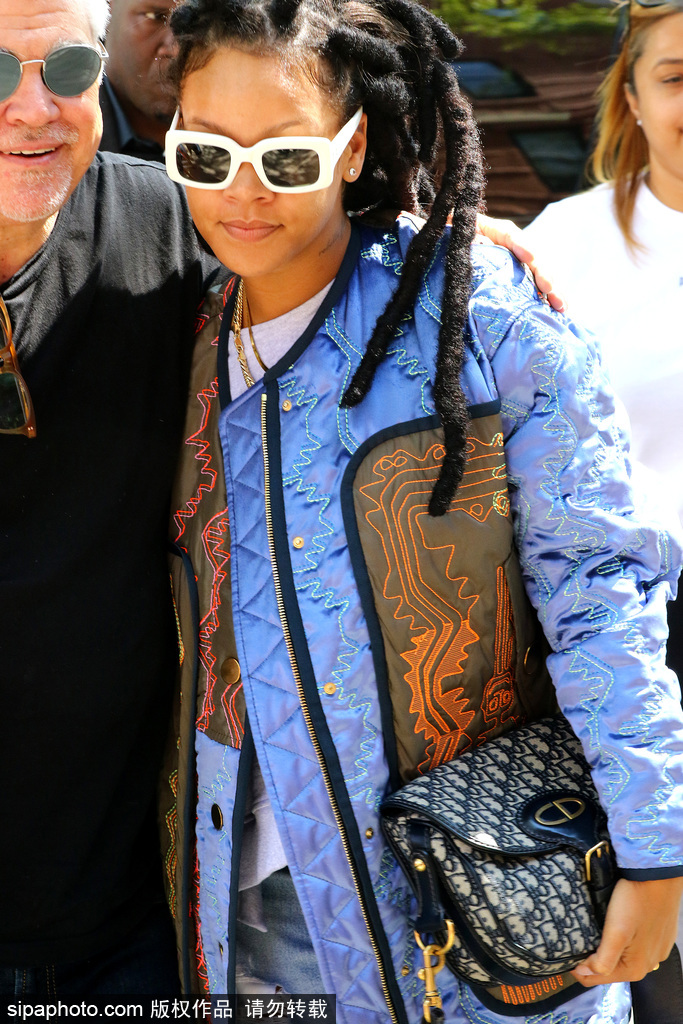 蕾哈娜潮裝現(xiàn)身片場(chǎng) 戴金鏈子表情冷酷