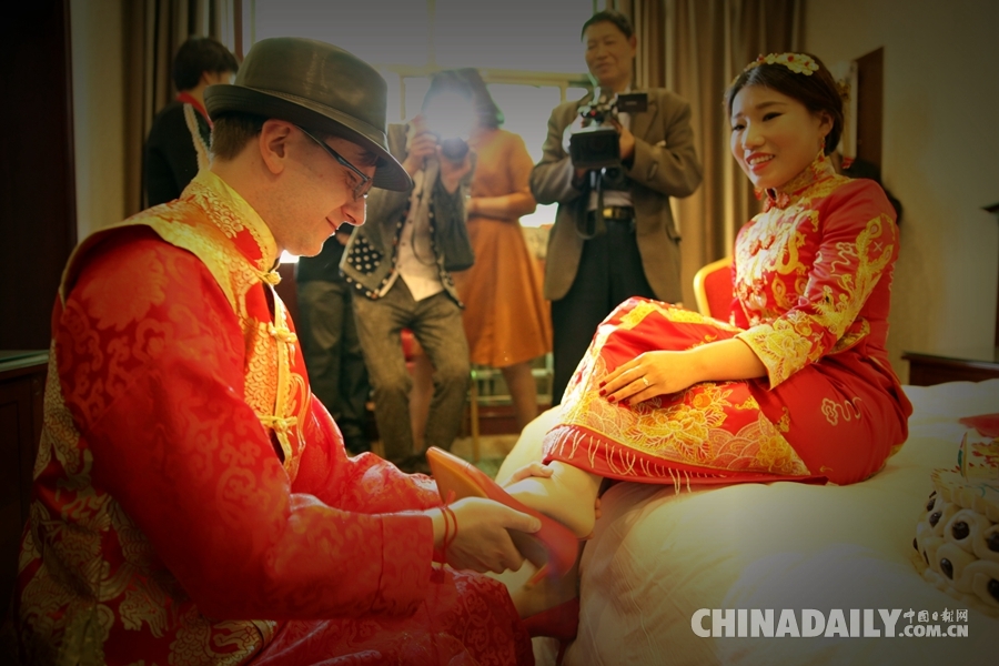 騎大馬、坐花轎 “山姑娘”娶回個(gè)“洋女婿”