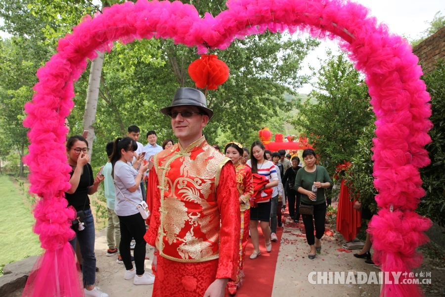 騎大馬、坐花轎 “山姑娘”娶回個“洋女婿”