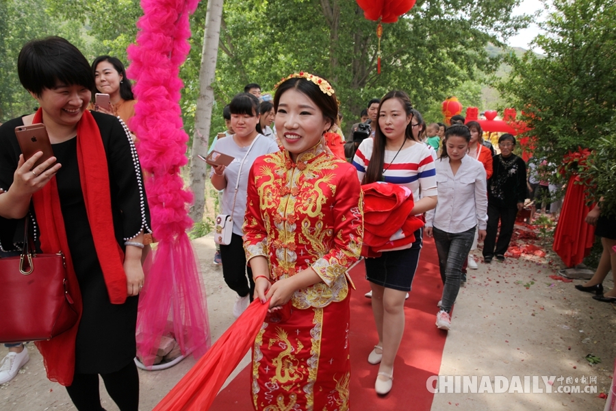 騎大馬、坐花轎 “山姑娘”娶回個“洋女婿”