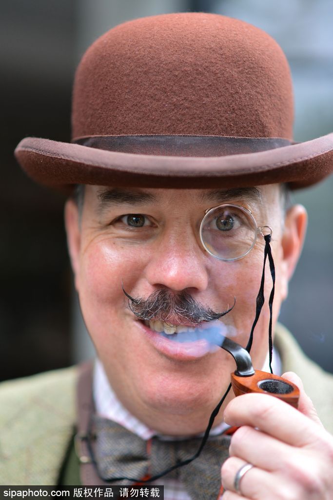 英國(guó)舉行復(fù)古騎行 粗花呢服裝引領(lǐng)懷舊風(fēng)潮