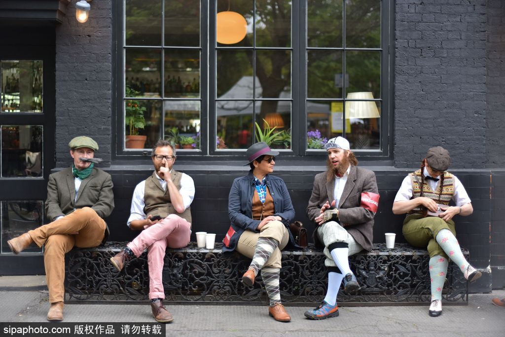 英國舉行復(fù)古騎行 粗花呢服裝引領(lǐng)懷舊風(fēng)潮