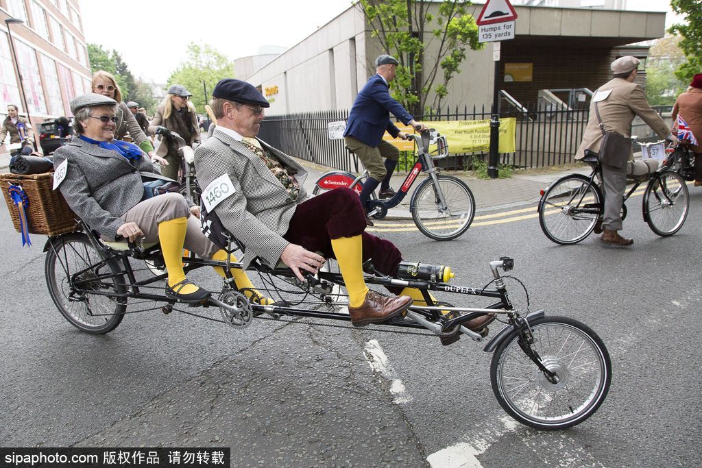 英國舉行復古騎行 粗花呢服裝引領懷舊風潮