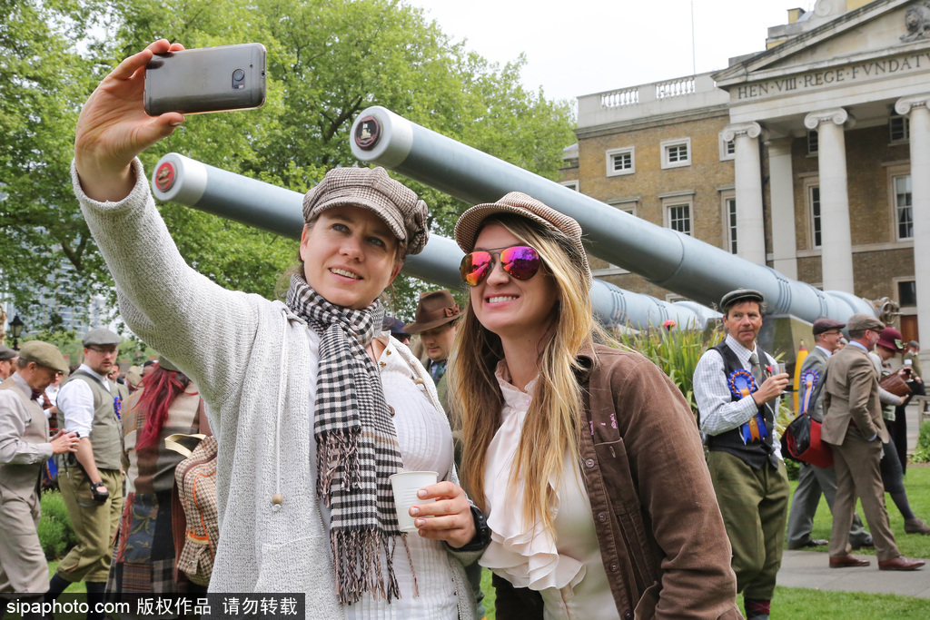 英國舉行復(fù)古騎行 粗花呢服裝引領(lǐng)懷舊風(fēng)潮