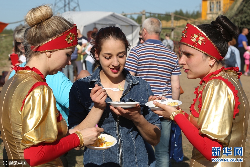 俄羅斯舉辦地區(qū)間文化節(jié) 民眾大鍋攤雞蛋挑戰(zhàn)紀錄（組圖）