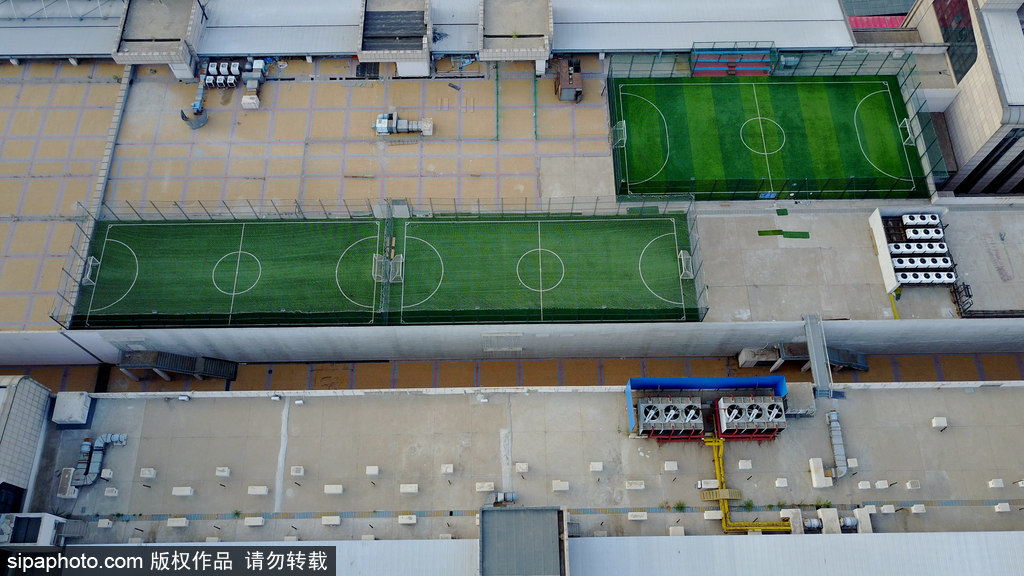 航拍沈陽一商場竟有三個足球場 樓頂踢球刺激拉風(fēng)