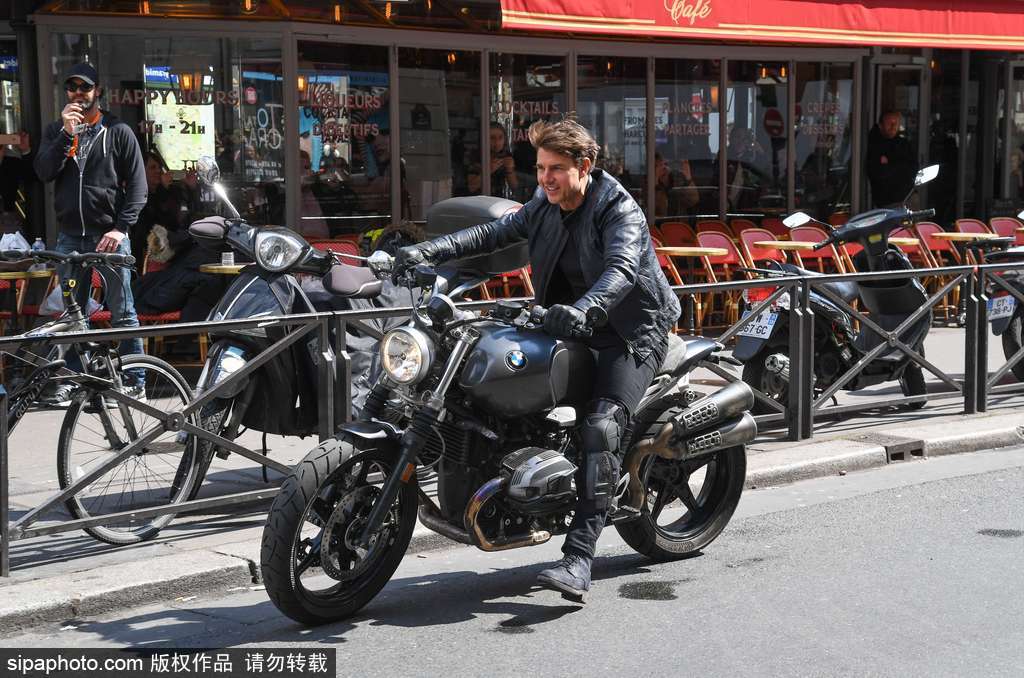 阿湯哥開重型機車駛過巴黎街道 英姿颯爽魅力不減當年