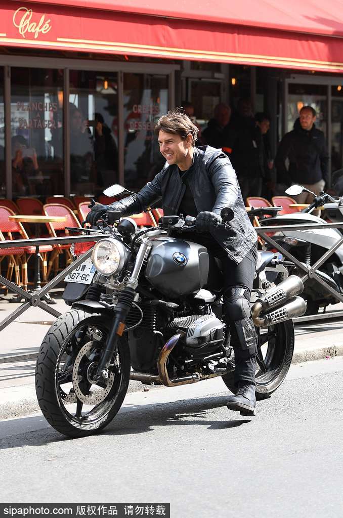 阿湯哥開重型機(jī)車駛過巴黎街道 英姿颯爽魅力不減當(dāng)年