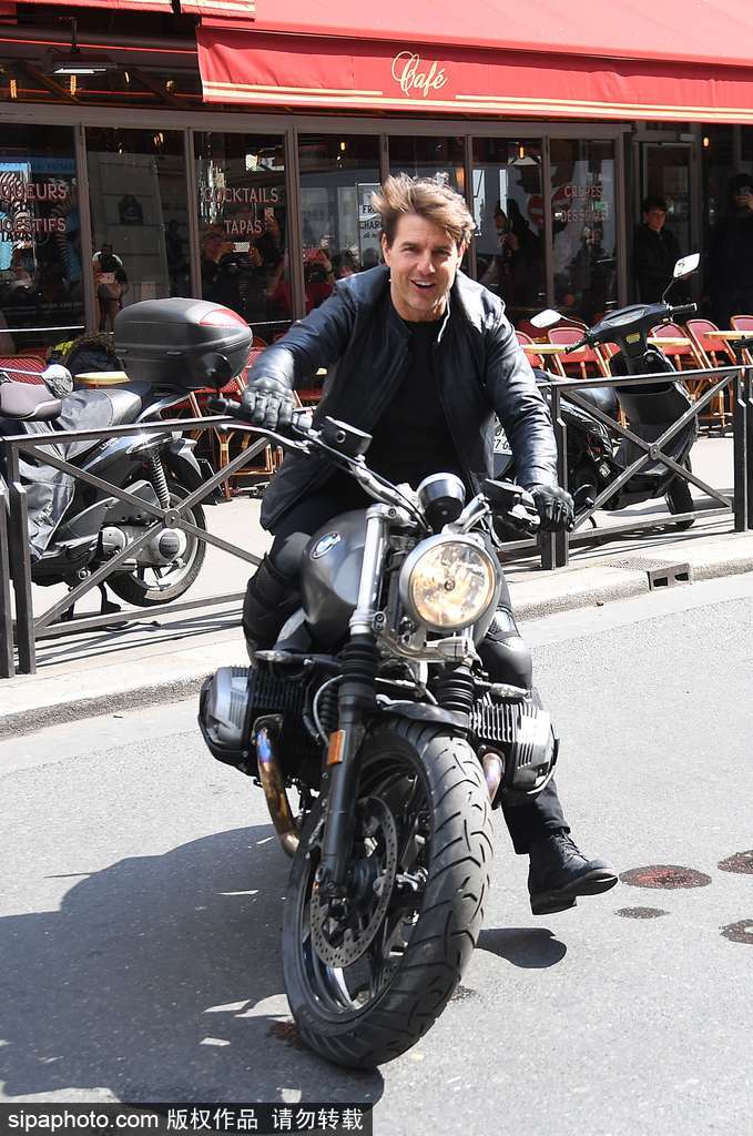 阿湯哥開(kāi)重型機(jī)車(chē)駛過(guò)巴黎街道 英姿颯爽魅力不減當(dāng)年