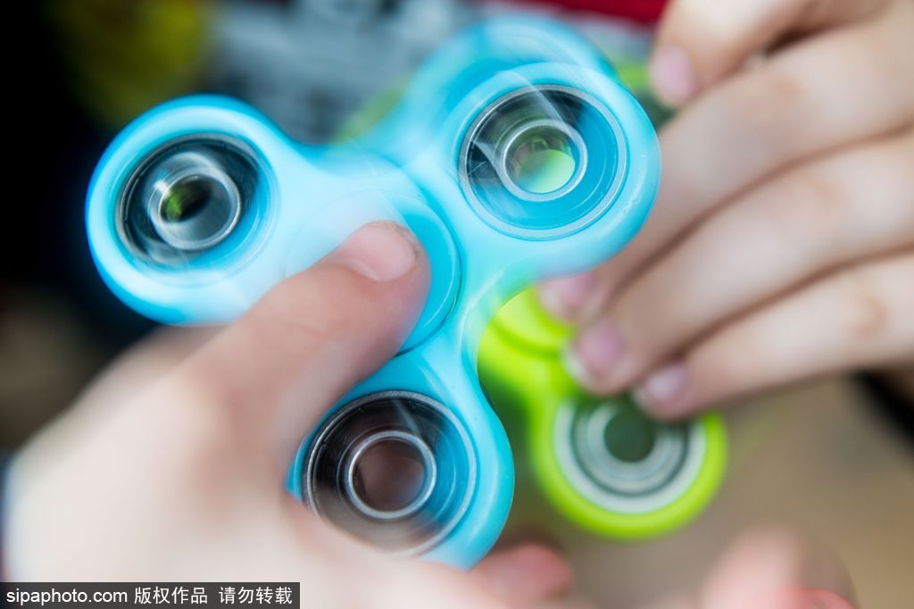 英國(guó)指尖陀螺風(fēng)靡全球