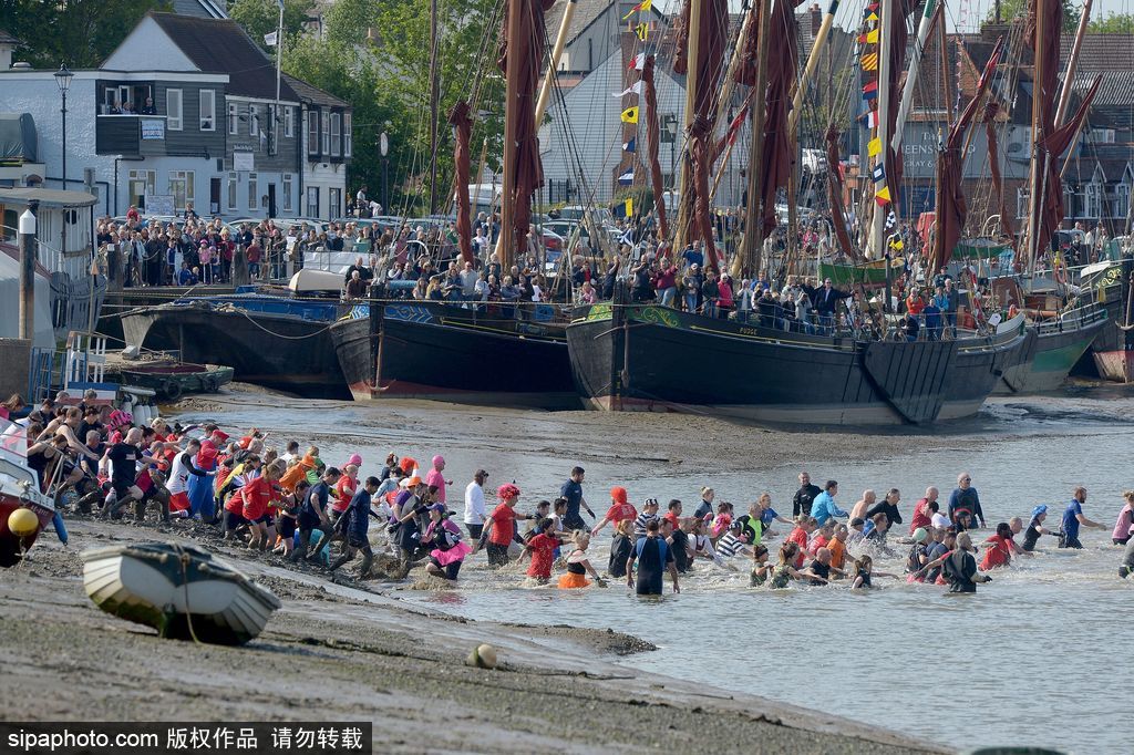 城會玩！英國公園上演滾泥巴大賽 妹子、硬漢泥地摸爬滾打