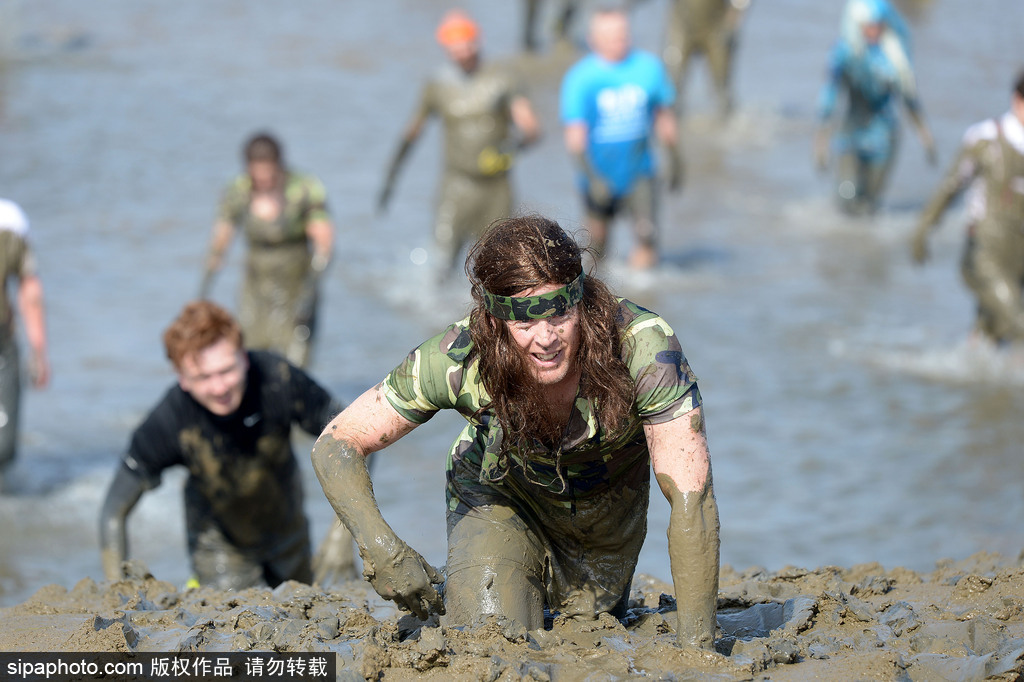 城會玩！英國公園上演滾泥巴大賽 妹子、硬漢泥地摸爬滾打