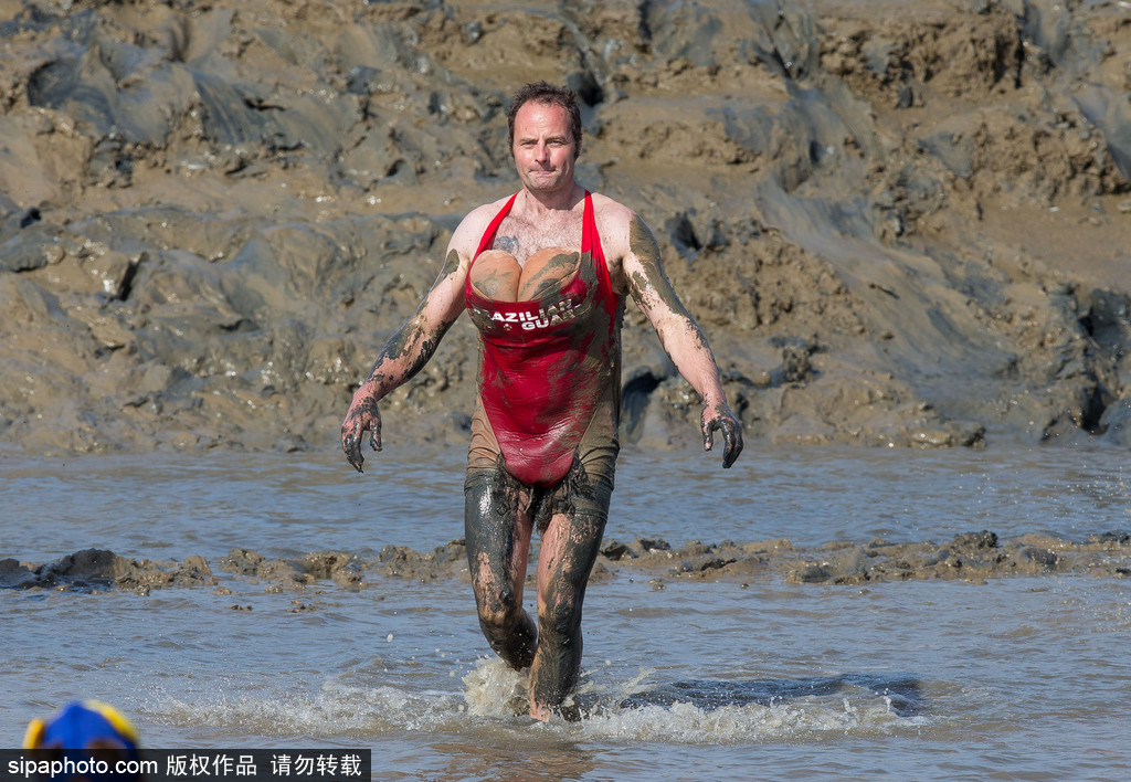 城會(huì)玩！英國公園上演滾泥巴大賽 妹子、硬漢泥地摸爬滾打