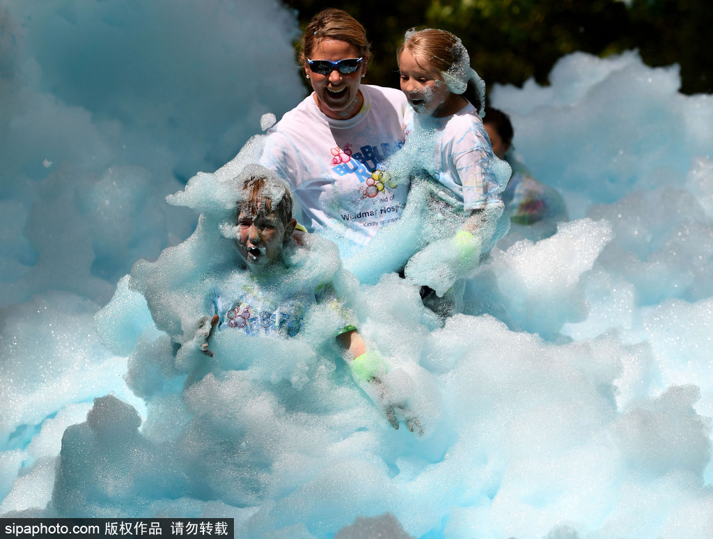 重回童年！英國舉行五彩泡泡跑 體驗最開心五公里