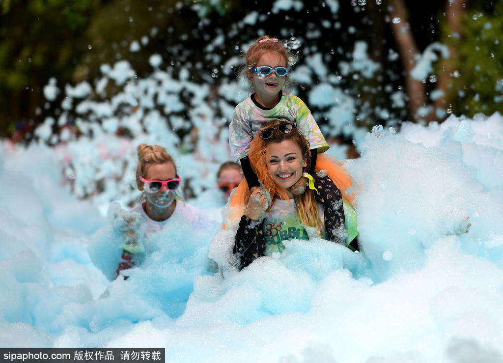 重回童年！英國舉行五彩泡泡跑 體驗最開心五公里