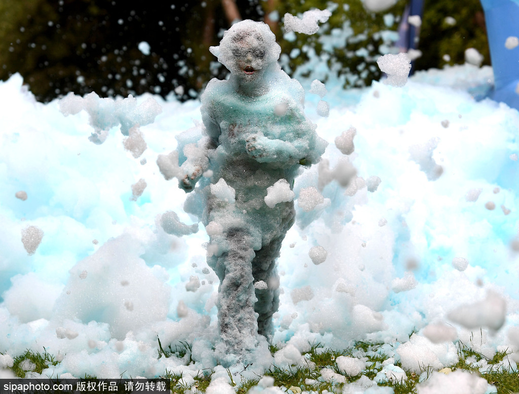 重回童年！英國舉行五彩泡泡跑 體驗(yàn)最開心五公里