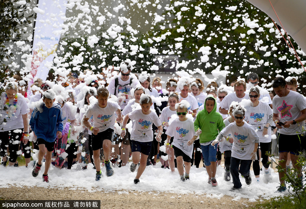 重回童年！英國舉行五彩泡泡跑 體驗(yàn)最開心五公里
