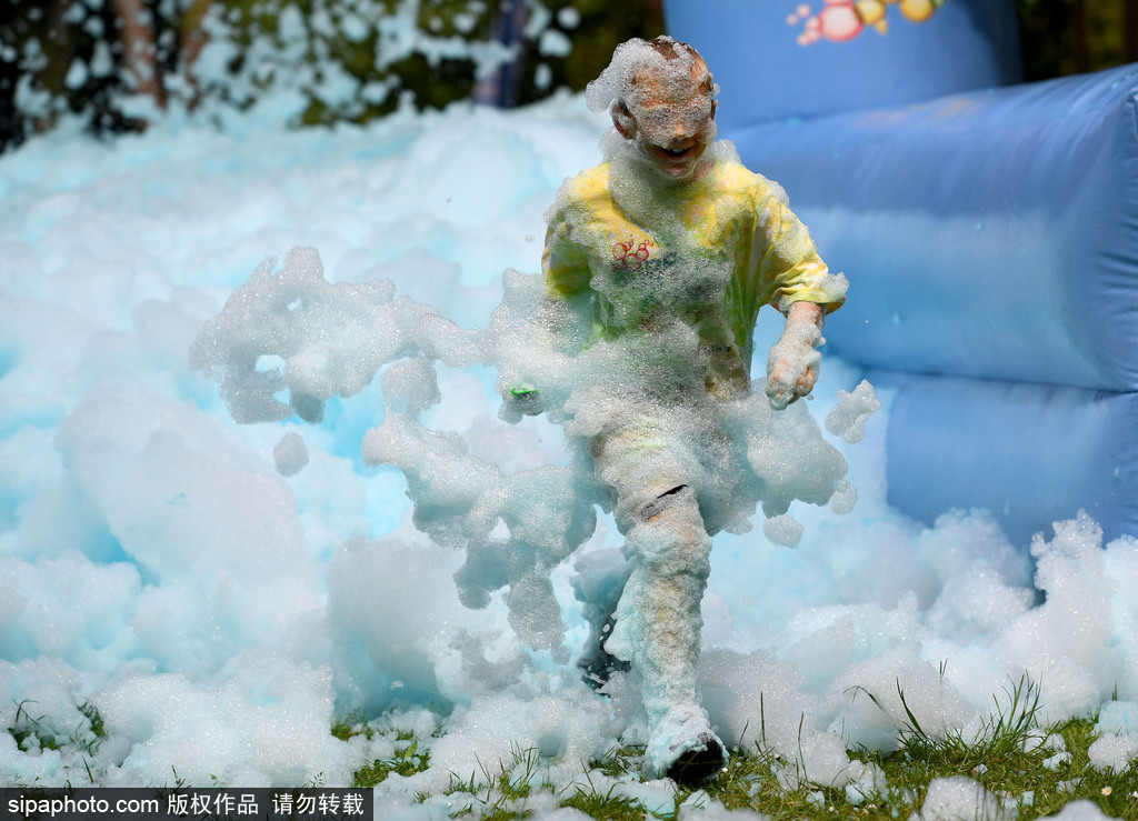 重回童年！英國(guó)舉行五彩泡泡跑 體驗(yàn)最開(kāi)心五公里