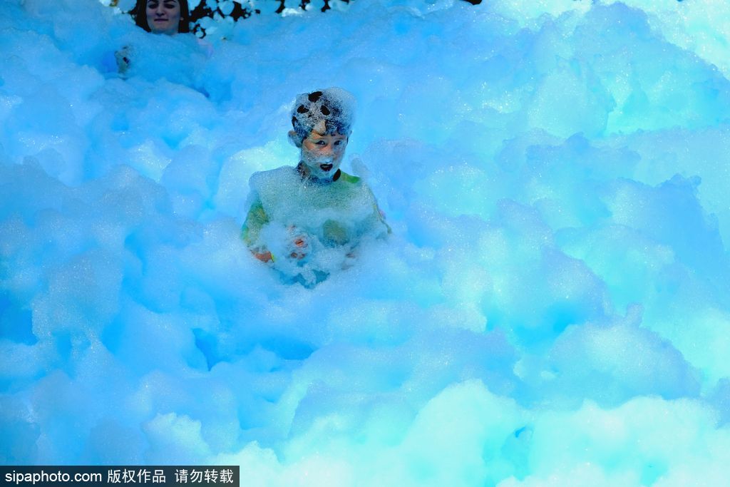 重回童年！英國(guó)舉行五彩泡泡跑 體驗(yàn)最開(kāi)心五公里