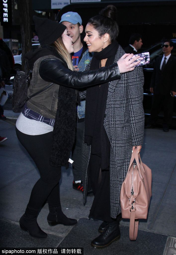 凡妮莎-哈金斯大衣圍巾包裹嚴(yán)實 與粉絲街頭合影顯親昵