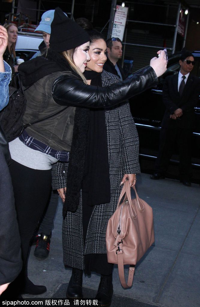 凡妮莎-哈金斯大衣圍巾包裹嚴(yán)實(shí) 與粉絲街頭合影顯親昵
