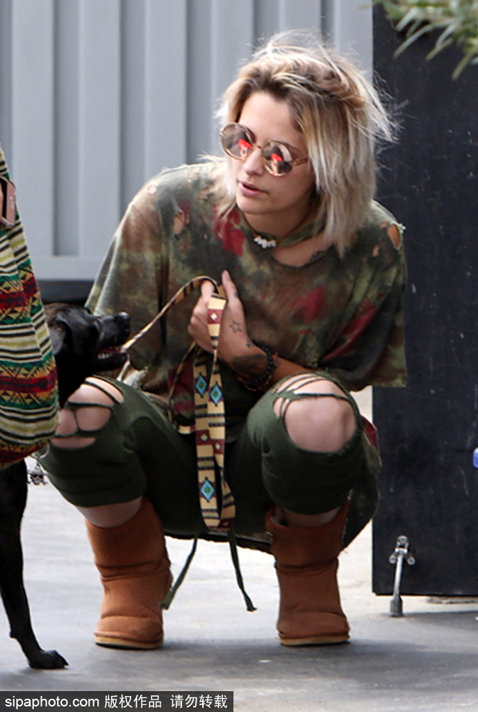 邁克爾·杰克遜女兒Paris街頭遛狗 外八字蹲地變糙漢