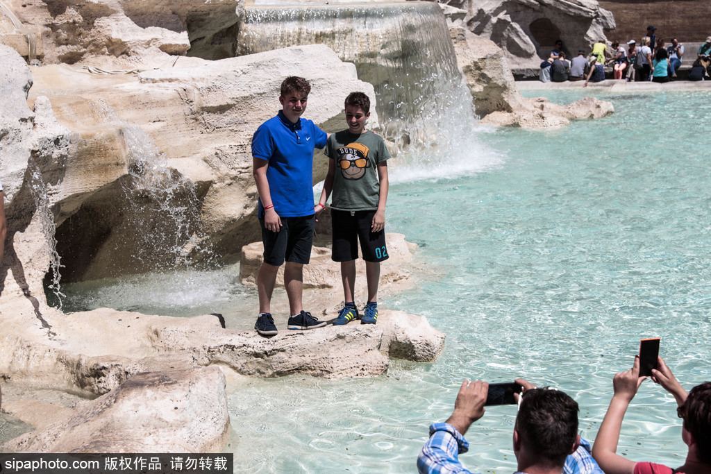 意大利著名景點特萊維噴泉“爬”滿游客 只為拍到完美的照片