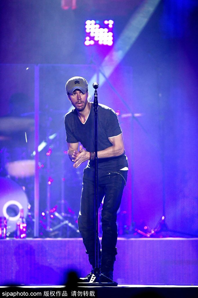 “情歌王子”安立奎演唱會 活力四射hold住全場