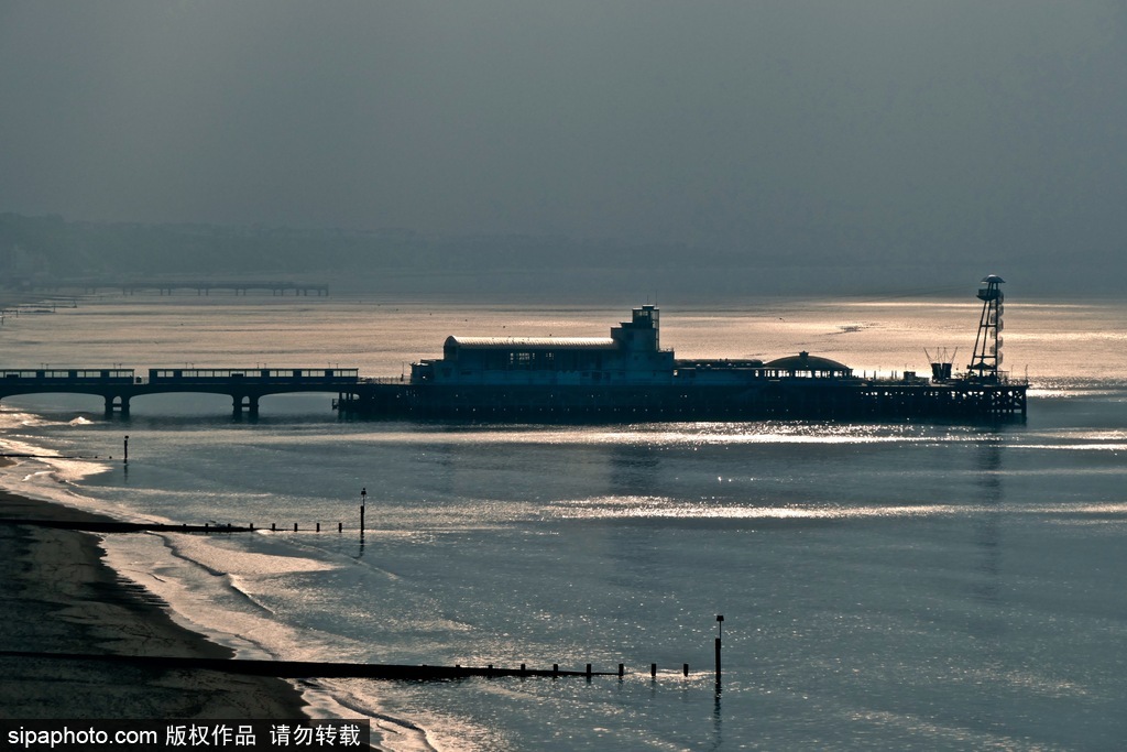 英國(guó)多塞特海邊落日 日光昏黃寧靜絕美