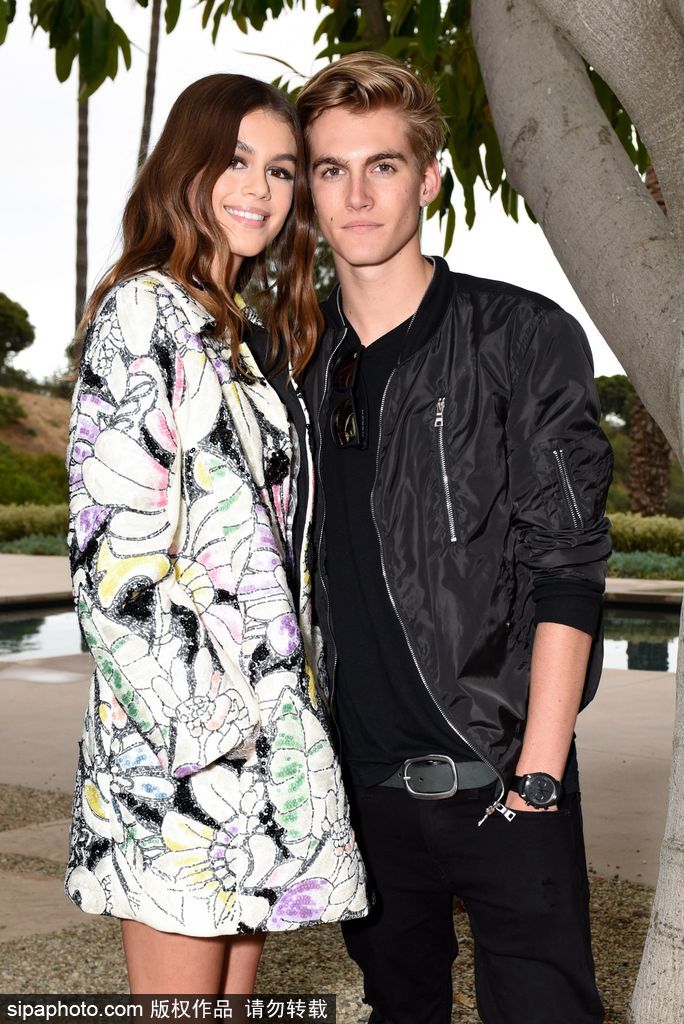 傳奇超模辛迪·克勞馥一雙兒女顏值爆表 15歲女兒長(zhǎng)腿逆天