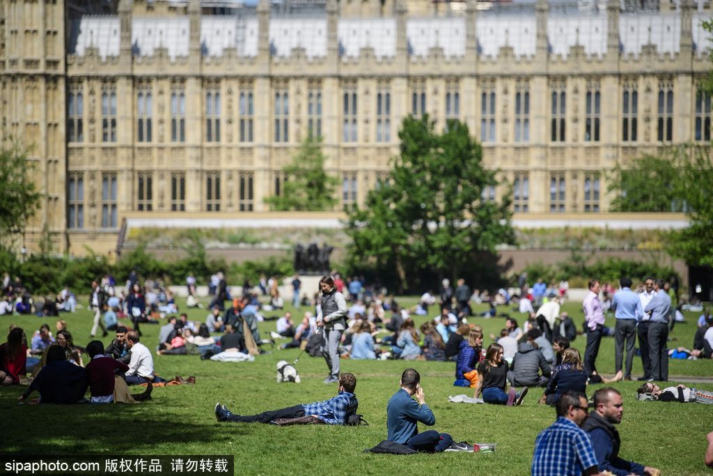 夏初季節 倫敦民眾扎堆聚集公園草地享受日光浴