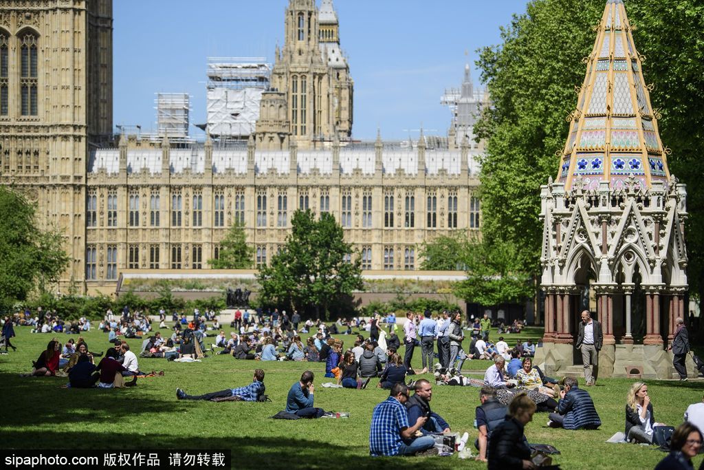 夏初季節(jié) 倫敦民眾扎堆聚集公園草地享受日光浴