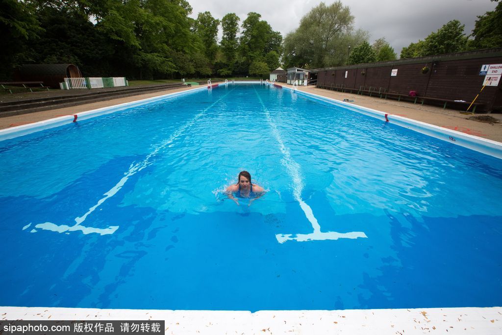 英國(guó)：歐洲最長(zhǎng)戶外游泳池開(kāi)放 全長(zhǎng)91米可容納2400立方米水