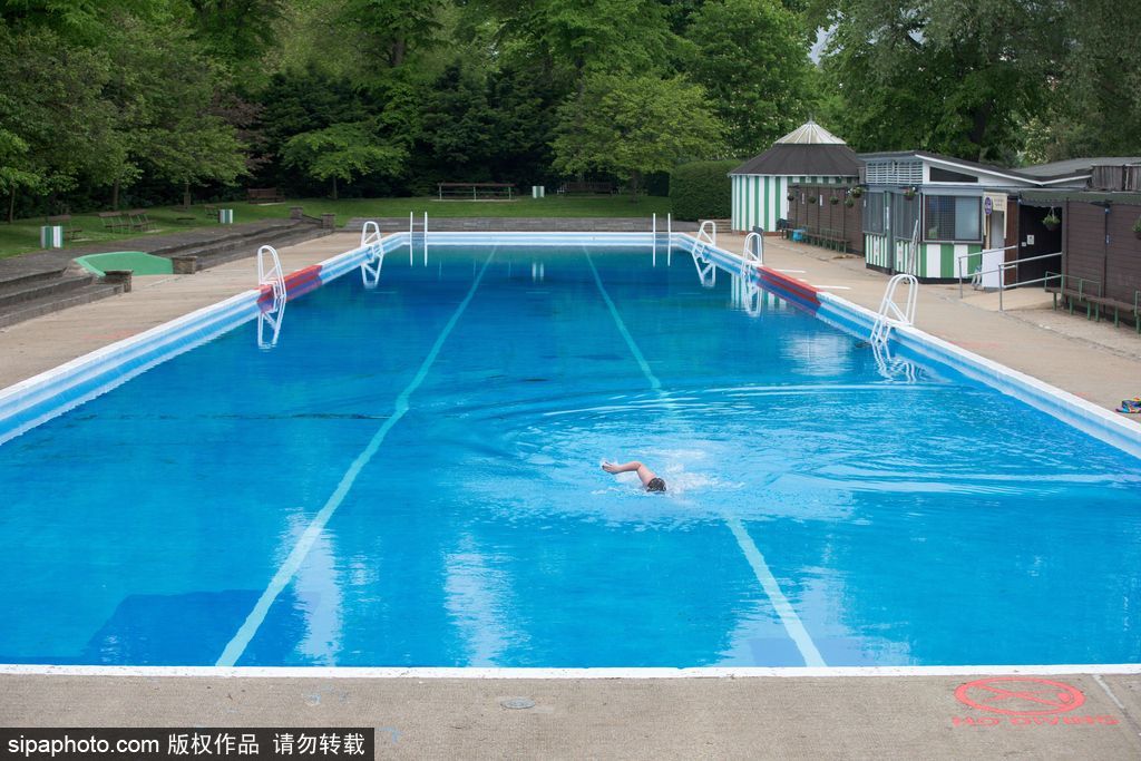 英國：歐洲最長戶外游泳池開放 全長91米可容納2400立方米水