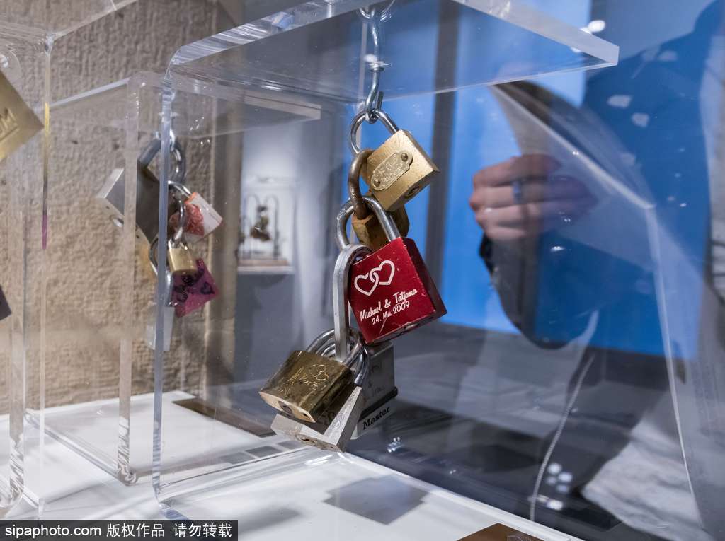 不堪重負(fù)！法國(guó)巴黎情人橋愛(ài)情鎖將全部拆除拍賣