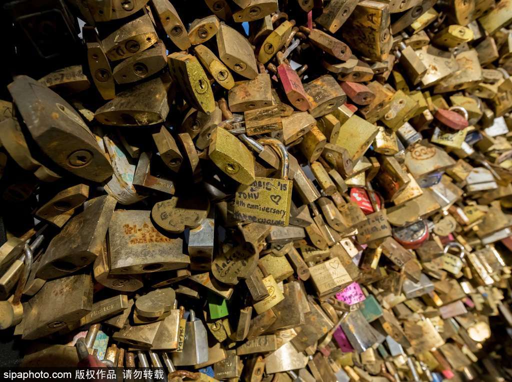 不堪重負(fù)！法國巴黎情人橋愛情鎖將全部拆除拍賣