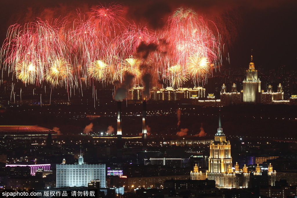 莫斯科勝利日夜晚絢爛 約1萬(wàn)枚煙花裝點(diǎn)夜空