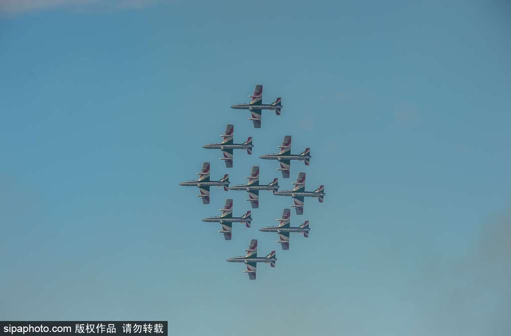 意大利“三色箭”特技飛行表演隊(duì)上演空中芭蕾 慶祝圣尼古拉斯節(jié)來臨